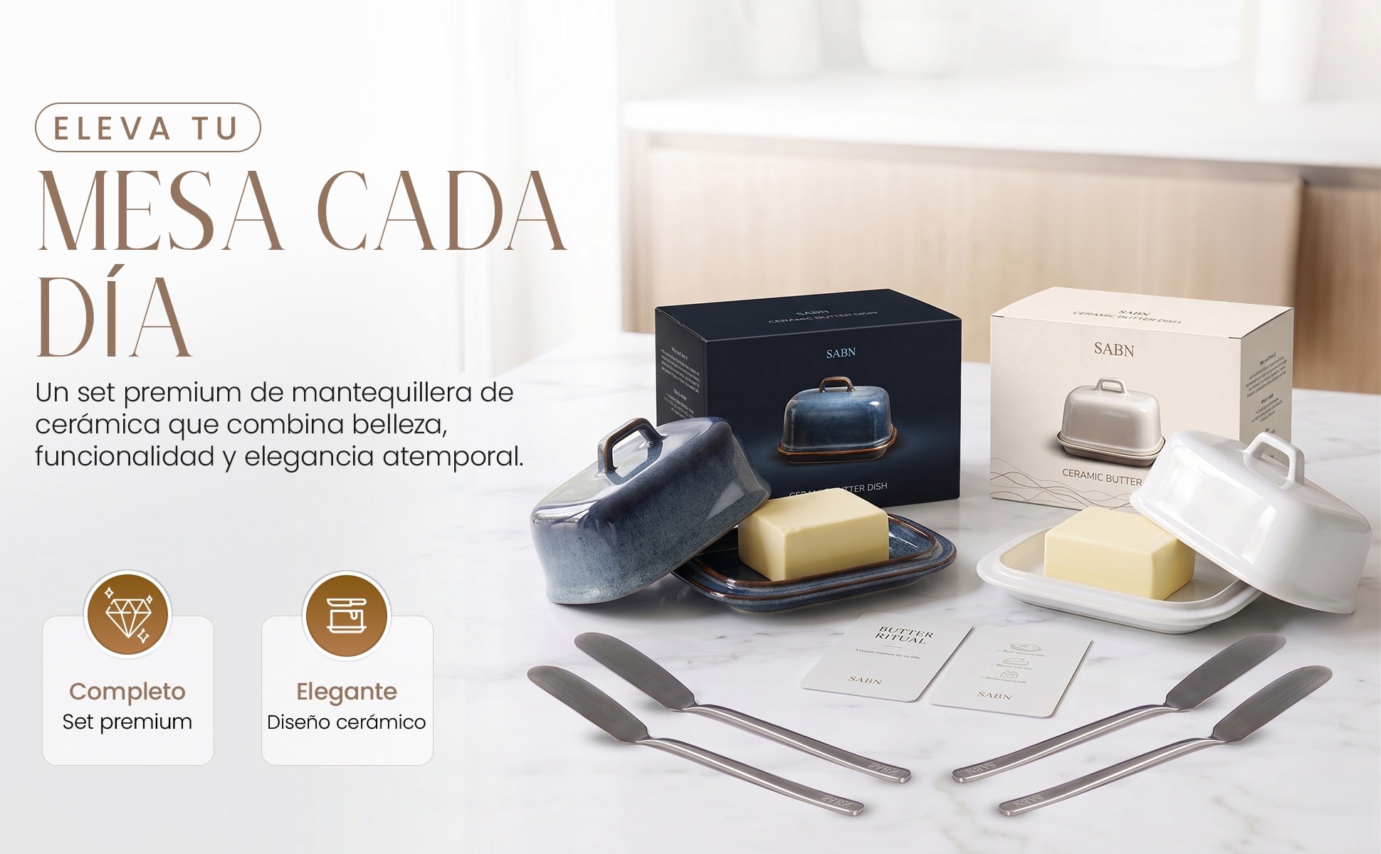 Mantequilleras de cerámica SABN en azul y Royal White, abiertas sobre una encimera de mármol con sus cajas de regalo